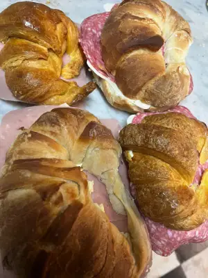 Medialunas Saladas