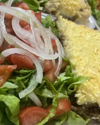 pastel de papa, con ensalada