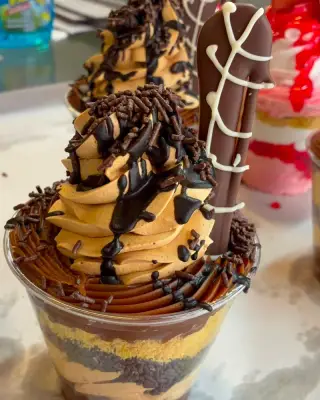 Postre en vaso de chocolate