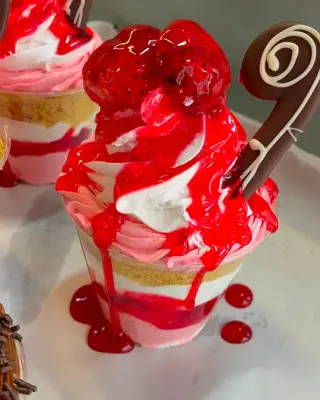 Postre en vaso de frutilla
