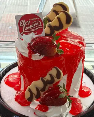 Torta de frutilla decorada